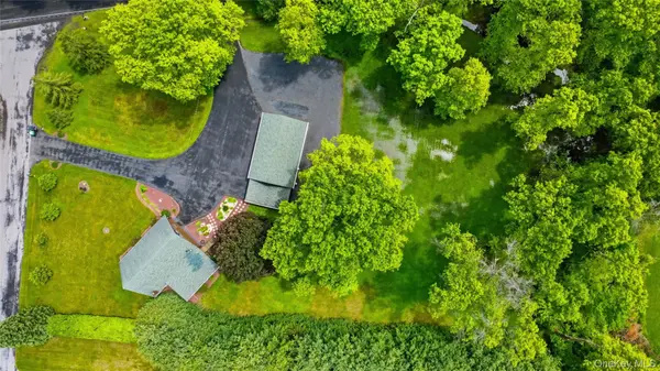 2 Linder DR, New Paltz, NY 12561