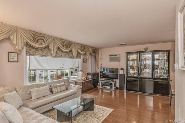 22 Wood ST, Lynbrook, NY 11563