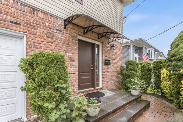22 Wood ST, Lynbrook, NY 11563