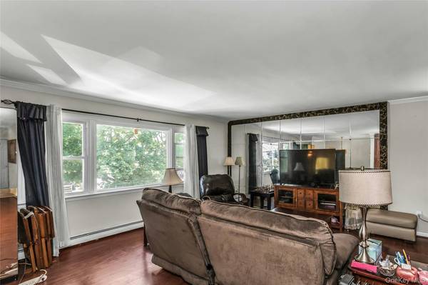 94 Union PL, Lynbrook, NY 11563