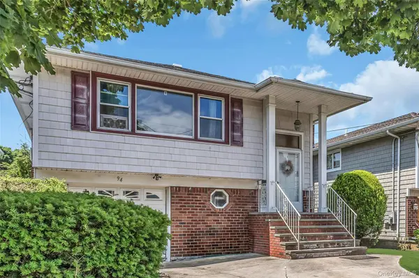 94 Union PL, Lynbrook, NY 11563