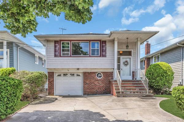 94 Union PL, Lynbrook, NY 11563