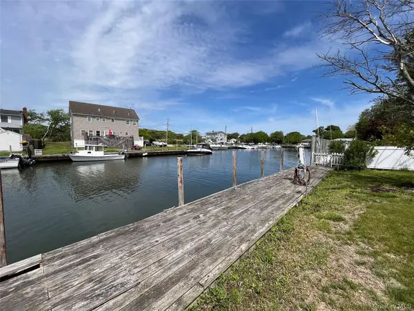 84 Boylan LN, Blue Point, NY 11715