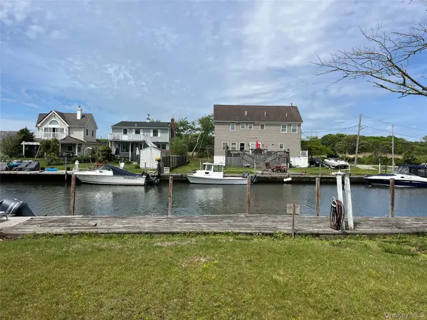 84 Boylan LN, Blue Point, NY 11715