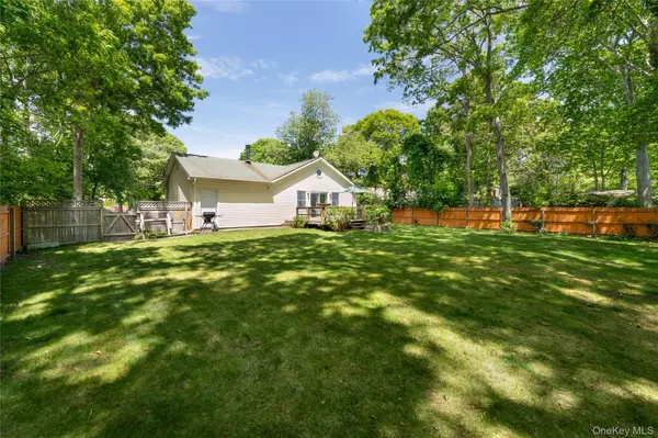 47 Suffolk RD, Hampton Bays, NY 11946