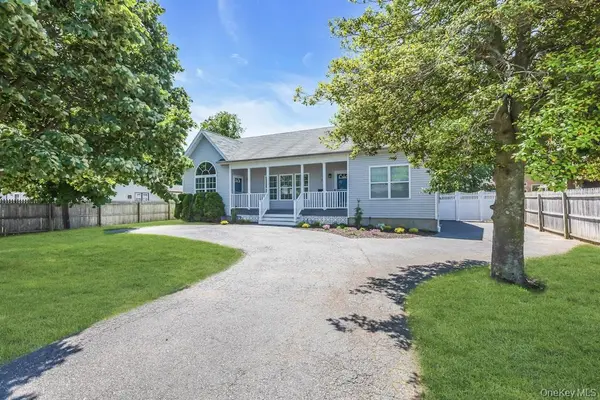 2 Lincoln AVE, Islip Terrace, NY 11752