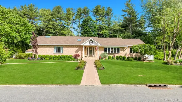 10 S Lot RD, Smithtown, NY 11787