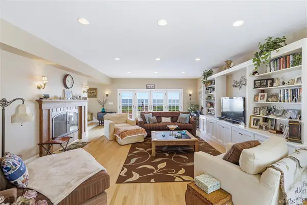 19 Oak Shore DR, Bayville, NY 11709