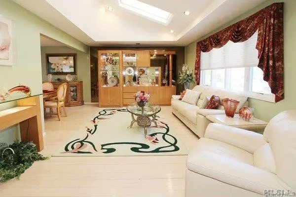 46 Marian LN, Jericho, NY 11753
