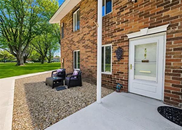 9 Navajo CT #9, Coram, NY 11727