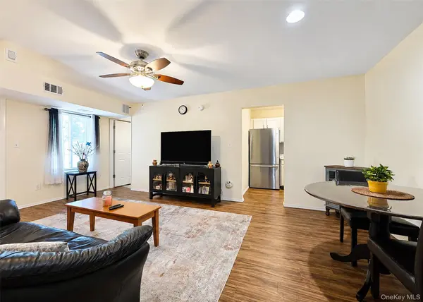 9 Navajo CT #9, Coram, NY 11727