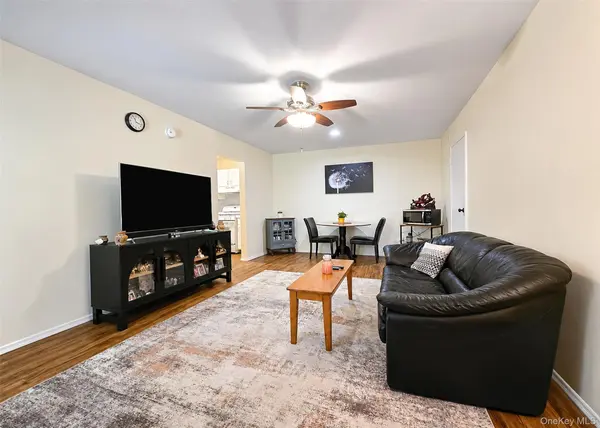 9 Navajo CT #9, Coram, NY 11727