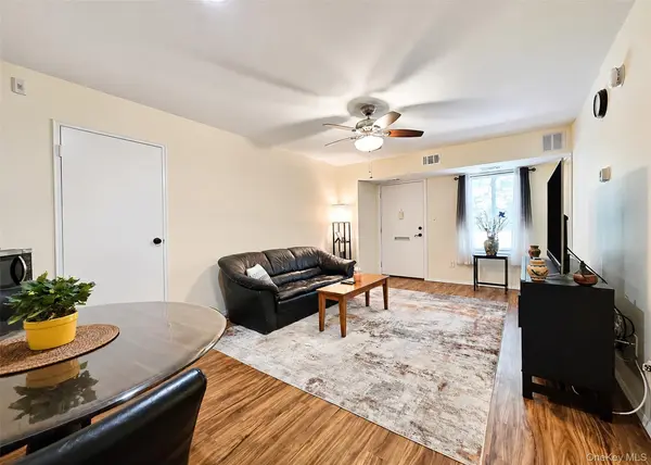 9 Navajo CT #9, Coram, NY 11727