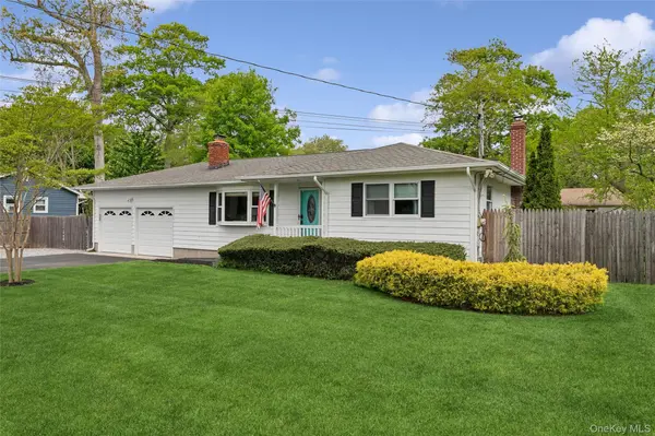 89 Woodlawn AVE, East Moriches, NY 11940