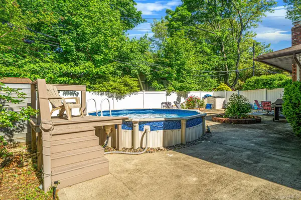 37 Coe PL, Huntington Station, NY 11746