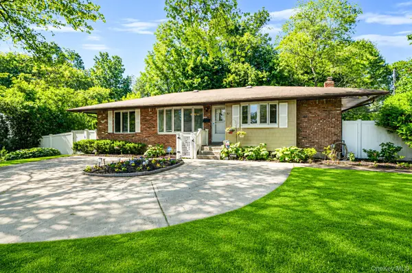 37 Coe PL, Huntington Station, NY 11746