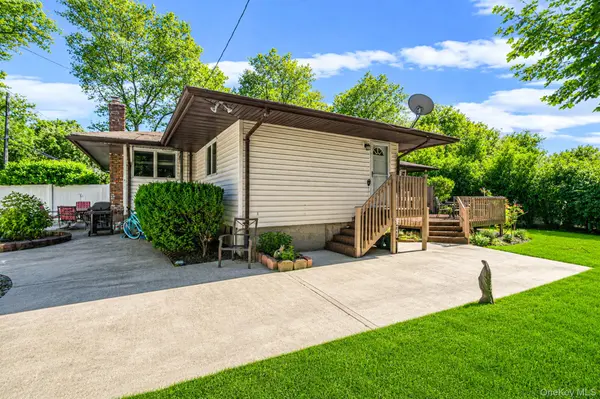 37 Coe PL, Huntington Station, NY 11746