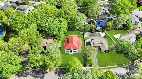 11 Amboy LN, Lake Grove, NY 11755