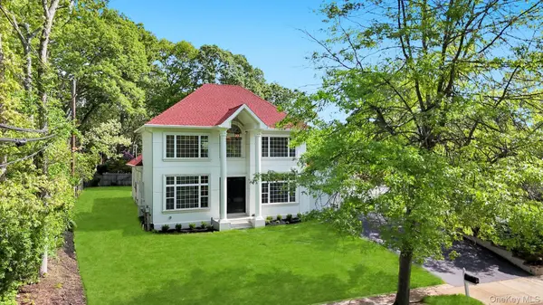 11 Amboy LN, Lake Grove, NY 11755