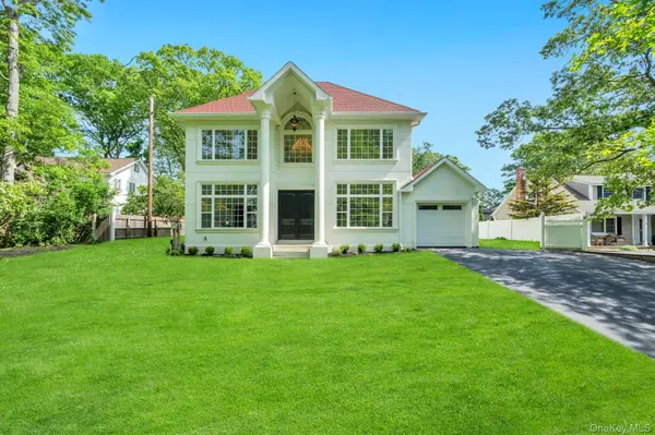 11 Amboy LN, Lake Grove, NY 11755