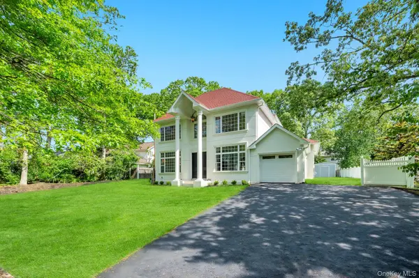 11 Amboy LN, Lake Grove, NY 11755