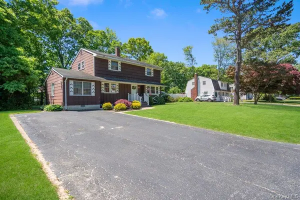 10 Hollingwood DR, Coram, NY 11727