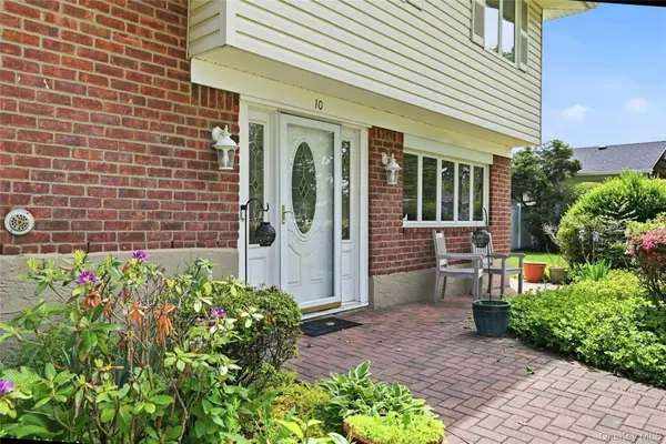 10 Darien PL, East Northport, NY 11731
