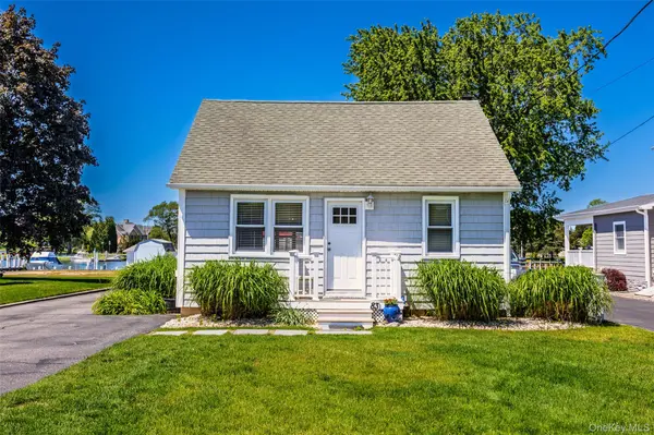 83 Beach RD, Aquebogue, NY 11901