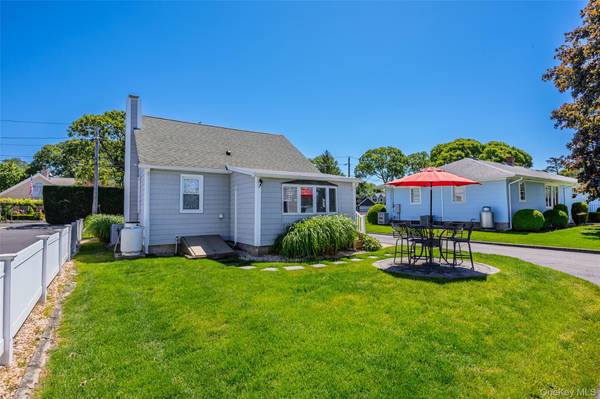 83 Beach RD, Aquebogue, NY 11901