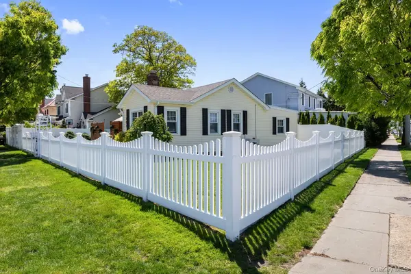 102 Garfield PL, Massapequa, NY 11758