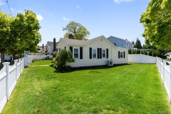 102 Garfield PL, Massapequa, NY 11758