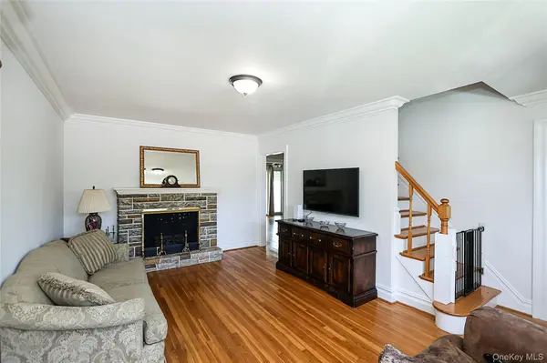 251 McKinley Pkwy, Mineola, NY 11501