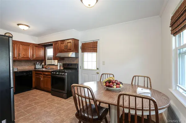 251 McKinley Pkwy, Mineola, NY 11501