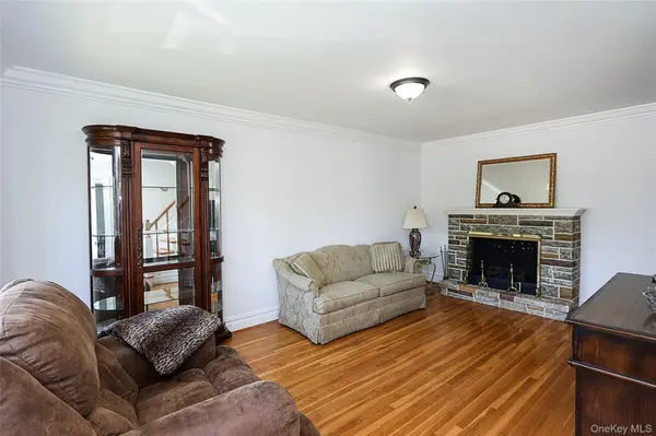 251 McKinley Pkwy, Mineola, NY 11501