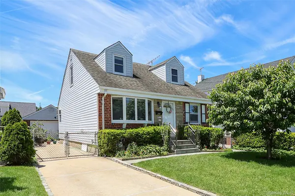 251 McKinley Pkwy, Mineola, NY 11501