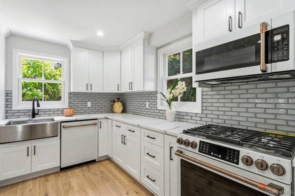 17 Tatterson ST, Roslyn, NY 11576