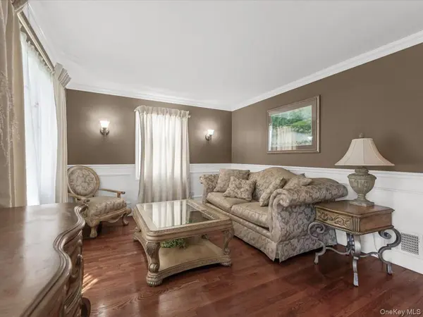 56 Columbine AVE, Merrick, NY 11566