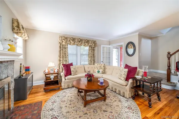 19 Saint Thomas PL, Malverne, NY 11565