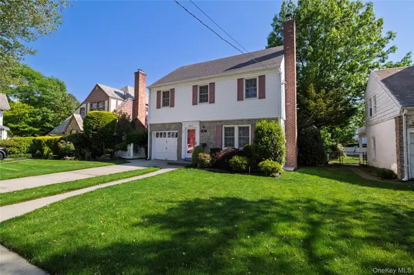 19 Saint Thomas PL, Malverne, NY 11565