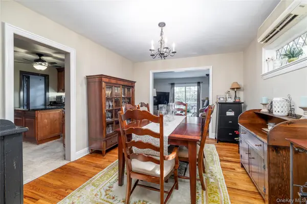 19 Saint Thomas PL, Malverne, NY 11565