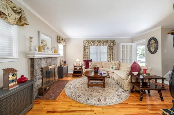 19 Saint Thomas PL, Malverne, NY 11565