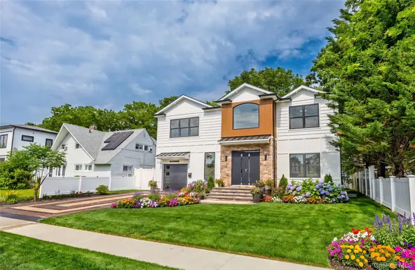 172 Choir LN, Westbury, NY 11590