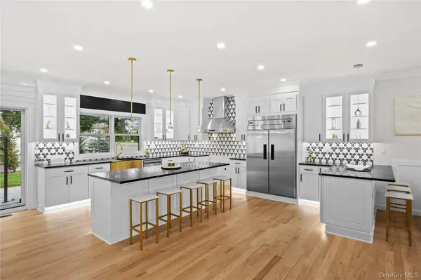 172 Choir LN, Westbury, NY 11590