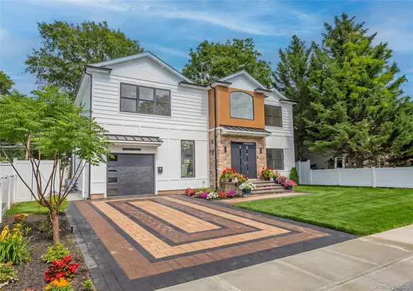 172 Choir LN, Westbury, NY 11590