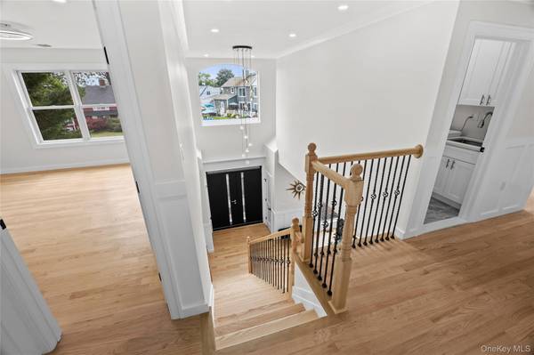 172 Choir LN, Westbury, NY 11590