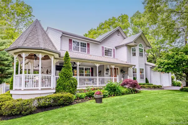8 Frontier TRL, Manorville, NY 11949