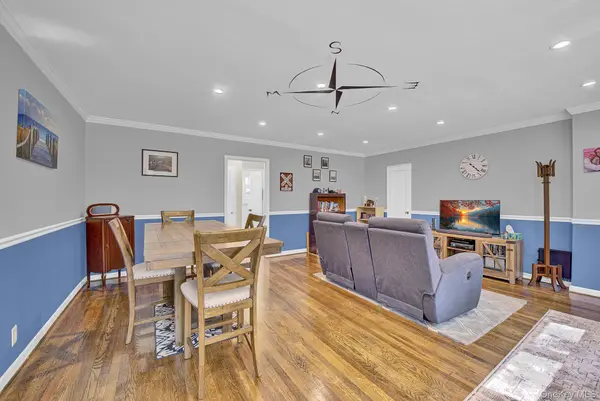 5850 246th CRES #C7, Douglaston, NY 11362