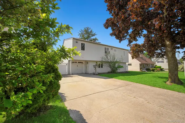 22 Lowland RD, Levittown, NY 11756