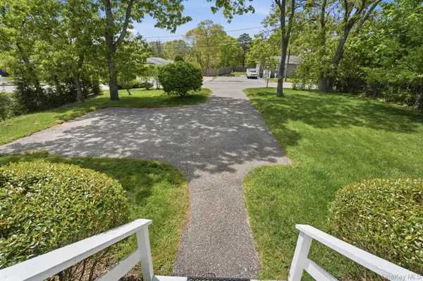 98 Peters LN, Westhampton, NY 11978