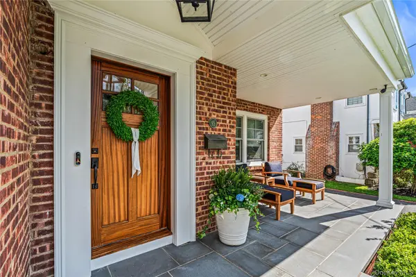 95 Muirfield RD, Rockville Centre, NY 11570